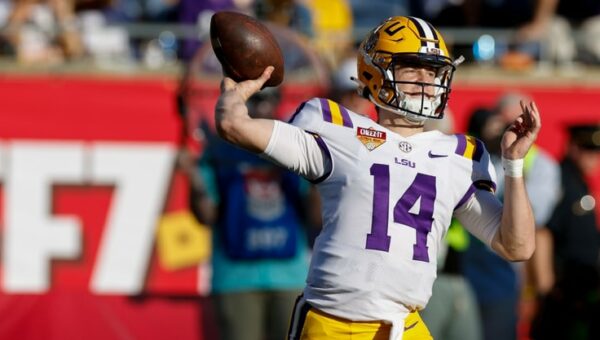 Walker Howard, a former quarterback for LSU, has announced his intention to transfer to Ole Miss